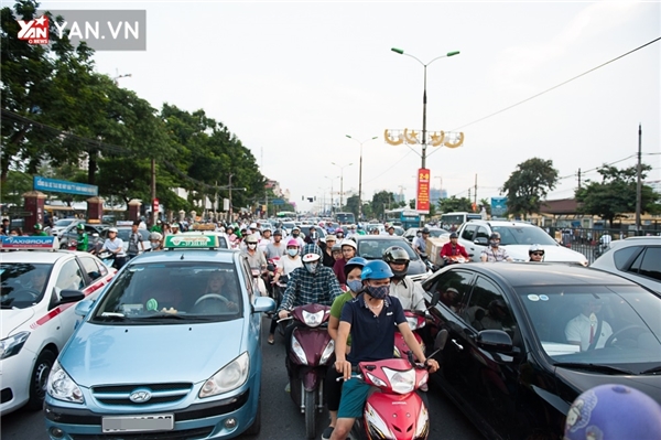 
Khu vực cửa ngõ thủ đô ách tách nghiêm trọng do lượng phương tiện giao thông tăng đột biến