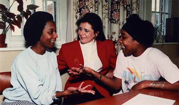 
Hai chị em vui vẻ trò chuyện bên nhà báo Marjorie Wallace, người bạn duy nhất của cặp song sinh.