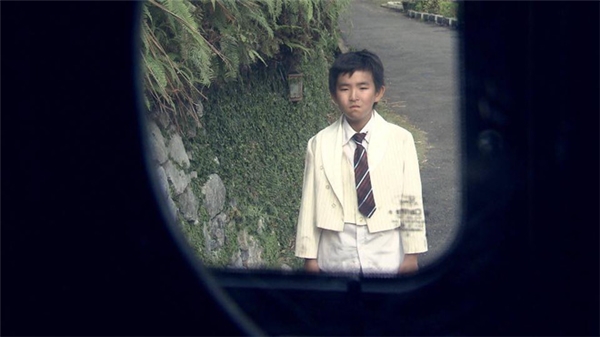 
Hình ảnh bé Cu Bin chạy theo xe tù chở ông nội được đánh giá thiếu nhân văn. - Tin sao Viet - Tin tuc sao Viet - Scandal sao Viet - Tin tuc cua Sao - Tin cua Sao