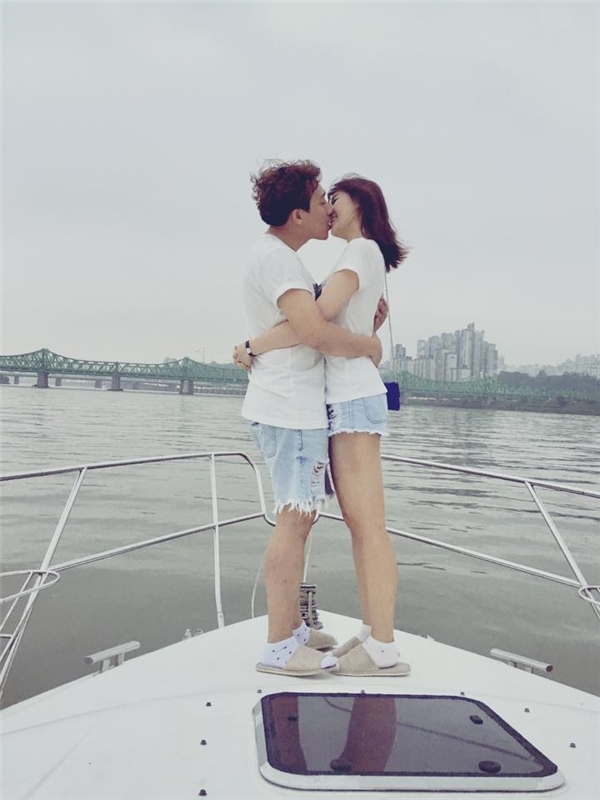 
Mới đây, hình ảnh cặp đôi trao nhau nụ hôn nồng thắm trên du thuyền cũng khiến cư dân mạng "phát sốt". - Tin sao Viet - Tin tuc sao Viet - Scandal sao Viet - Tin tuc cua Sao - Tin cua Sao