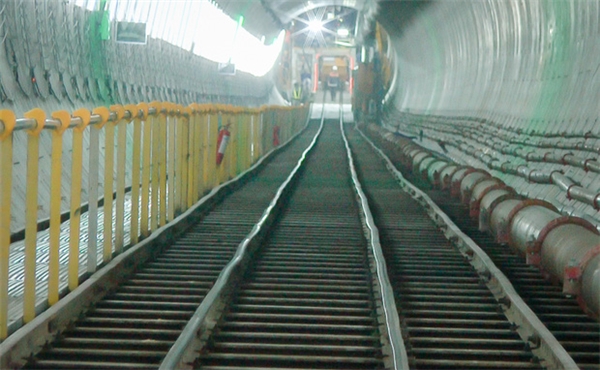
Hiện một phần đường ray tàu đã được lắp đặt sau khi hoàn thành việc khoan hầm.