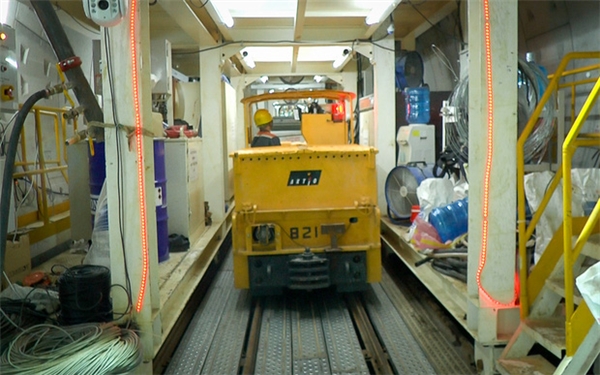 
Xe chuyên chở thiết bị và vật dụng để phục vụ việc đào hầm.