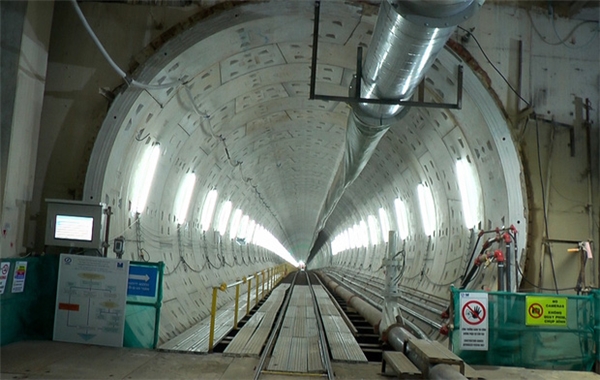 
Sau khi hoàn thành hầm 1, sẽ tháo dỡ và vận chuyển về lại ga Ba Son để khoan tiếp hầm thứ 2, song song với hầm thứ 1. Dự kiến vào tháng 6/2018 sẽ hoàn thành việc khoan hầm từ nhà ga Ba Son nối với Nhà hát Thành phố.