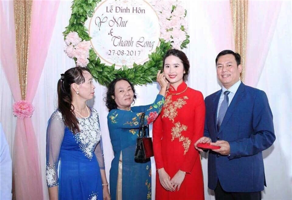 
Ngày 27/8 vừa qua, hôn lễ giữa Thanh Long và vợ mới đã được tổ chức khá đơn giản. - Tin sao Viet - Tin tuc sao Viet - Scandal sao Viet - Tin tuc cua Sao - Tin cua Sao