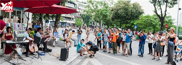 
Màn biểu diễn của các nghệ sĩ đường phố lôi cuốn rất nhiều người xem.