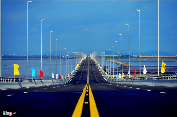 
Cây cầu kết nối các khu vực đang phát triển tại phía đông thành phố Hải Phòng với cảng Lạch Huyện, khu công nghiệp Đình Vũ, cũng như kết nối với đường cao tốc Hà Nội - Hải Phòng. Dự án này đáp ứng nhu cầu phát triển của vùng và tiến độ triển khai cảng cửa ngõ quốc tế Lạch Huyện.