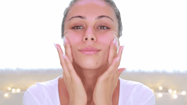 
Massage mặt giúp lưu thông máu và tạo độ căng bóng, khỏe mạnh cho da.