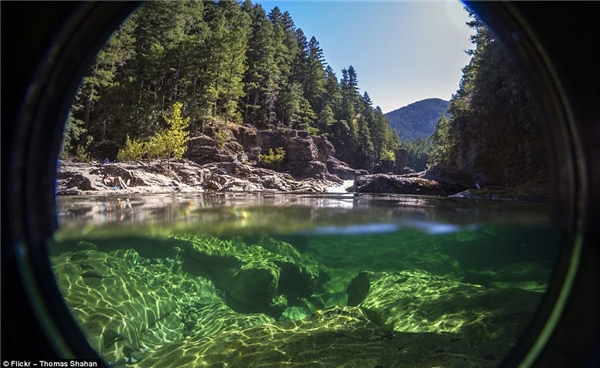 
Một hồ nước yên tĩnh ở tiểu bang Oregon, Mỹ dưới góc chụp của ống kính mắt cá giống như cánh cửa đến chốn thần tiên. Ảnh: Flickr/Thomas Shahan.