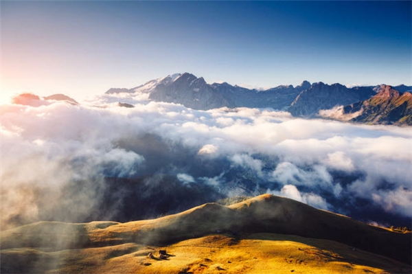 
Màn sương sớm bao phủ thung lũng Val di Fassa ở Dolomitti, Italia.