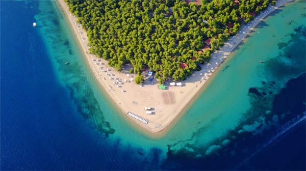 
Rừng cây xanh mướt bao quanh bãi biển Gregolimano ở vịnh North Evoia, Hi Lạp.