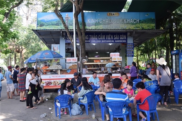 
Khu vực hàng quán của công viên cũng đông kín khách. Những ngày lễ các món cơm, bún riêu cua không chỉ bán buổi trưa mà cả ngày.