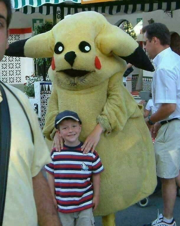 
Chú bé thật dũng cảm khi có thể đứng chụp hình với con Pikachu phiên bản lỗi, xấu nhất hành tinh thế này.