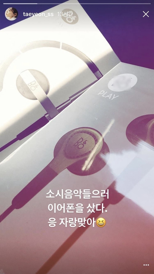 
Taeyeon khoe tai nghe mới trên Instagram.