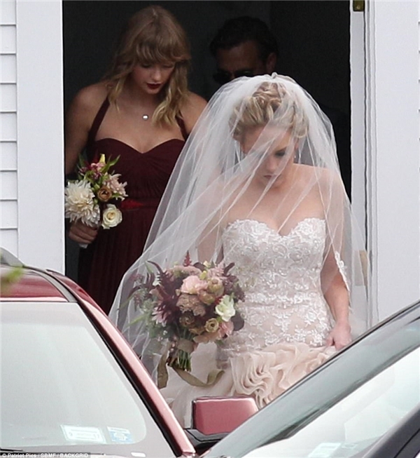 
Taylor Swift xuất hiện trong lễ cưới của bạn thân Abigail Anderson.