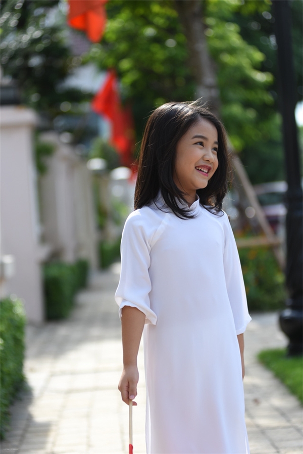 
Chị Thư, mẹ của Bảo Hân Suri đặt may cho con gái chiếc áo dài màu trắng này để đi chơi 2/9. Chị mong muốn con gái có một kì nghỉ thật vui nên đã cùng với nhiếp ảnh Leon Lee chụp ảnh cho con gái.