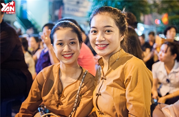 
Hồng Nhung (trái) và Phương Thi (phải) lần đầu tham dự buổi lễ Vu Lan tại chùa Phúc Khánh