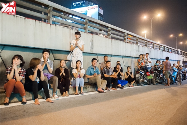Hà Nội: Đại lễ Vu Lan, hàng nghìn người ngồi tràn lên lòng đường nghe giảng kinh báo hiếu cha mẹ