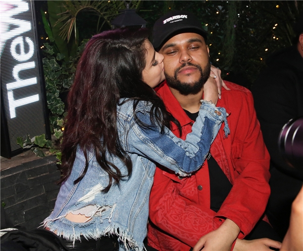 
Selena Gomez và The Weeknd luôn dành cho nhau những cử chỉ thân mật dù là ở ngoài hay trên thảm đỏ. Cả hai đang tận hưởng những ngày tháng hạnh phúc bên nhau.