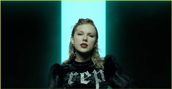 
Taylor Swift tại tự kiện MET Gala 2016. 




Hình ảnh giới thiệu album Reputation của Taylor Swift 










Hãy cẩn thận, Taylor Swift cũ đã chết (như lời bài hát của cô). Và đây là thời đại của một Taylor Swift mới với nhiều ẩn số sẽ bắt đầu. 