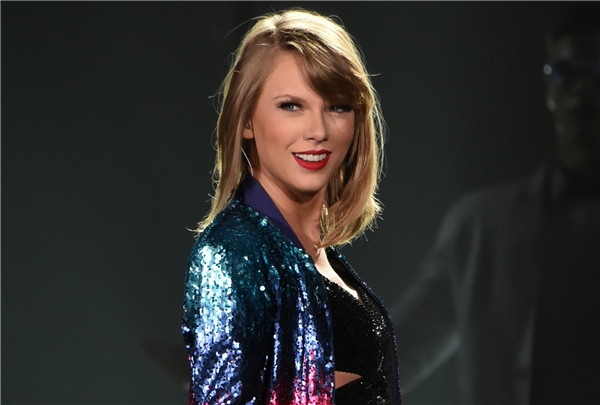 
Taylor Swift tại tự kiện MET Gala 2016. 




Hình ảnh giới thiệu album Reputation của Taylor Swift 










Hãy cẩn thận, Taylor Swift cũ đã chết (như lời bài hát của cô). Và đây là thời đại của một Taylor Swift mới với nhiều ẩn số sẽ bắt đầu. 