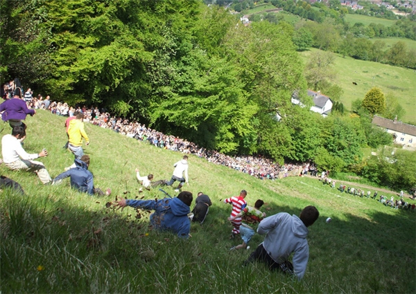 
Hàng chục, hàng trăm người tham gia đuổi theo hoặc nhìn tảng pho-mát lớn lăn xuống đồi.