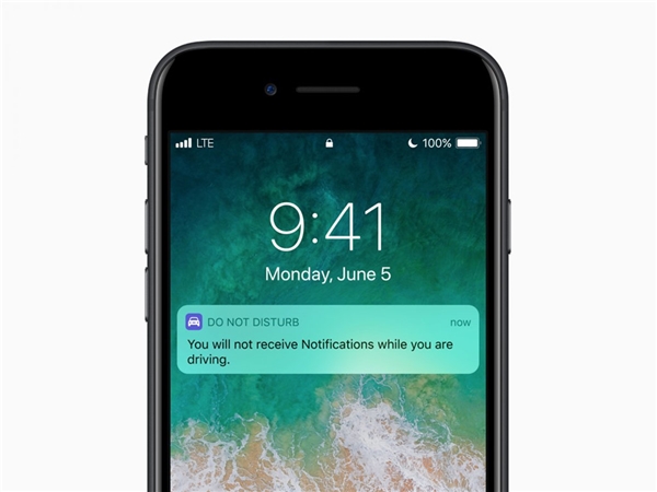 
Thông báo được đơn giản hoá: Trên iOS 11, tất cả các thông báo bao gồm cả những thông báo gần đây và bỏ lỡ, đều được đặt cùng một nơi, không có các tab riêng biệt. Người dùng chỉ cần kéo xuống từ đầu màn hình để xem tất cả mọi thứ cùng một lúc.


Tính năng miễn làm phiền: Mất tập trung khi đang lái xe là một vấn đề thực sự.  Do đó, Apple đã bổ sung thêm tính năng thông minh, tc là khi iPhone được đặt trong xe hơi, thiết bị sẽ tự động ẩn các thông báo tin nhắn, cuộc gọi và các ứng dụng khác để người dùng toàn tâm toàn ý lái xe. Thậm chí tính năng này còn thông báo cho người gọi biết bạn đang lái xe và sẽ sớm liên lạc lại.​

Apple Maps cải thiện:  Apple đang cập nhật thêm bản đồ trong nhà cho hàng trăm sân bay và trung tâm mua sắm trên toàn thế giới, giúp người dùng dễ dàng tìm đường tại các trung tâm mua sắm địa phương.​

Thiết lập iPhone hay iPad dễ hơn: Nếu người dùng mua iPhone hoặc iPad mới, có thể giữ máy gần với thiết bị iOS cũ để chuyển tất cả các thiết lập, sở thích và mật khẩu iCloud Keychain. Điều này sẽ giúp người sử dụng giảm thiểu thời gian cài đặt lại thiết bị mới.​