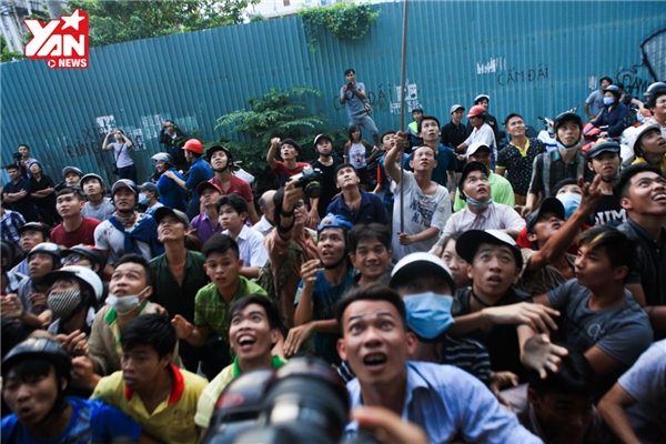Hàng trăm người đạp cả lên nhau để giật lễ cúng cô hồn tại quận 5, Sài Gòn