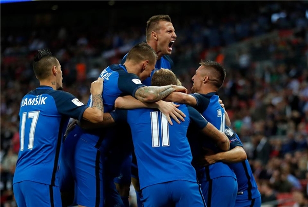 
Các cầu thủ Slovakia ăn mừng bàn thắng sớm.