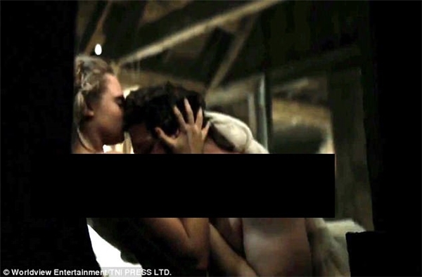 
Cara Delevigne trong cảnh nóng trần trụi cùng Matthew Morrison.