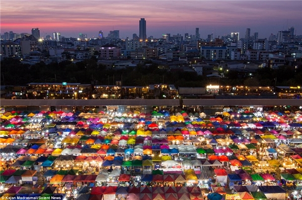 
Nằm trên đường Srinakarin, chợ đêm Train Market hay Rod Fai là một trong những điểm tham quan hút khách của Bangkok. Ảnh: Daily Mail.