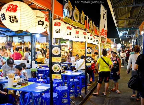 
Chợ có nhiều hàng quán phục vụ du khách những món ăn độc đáo của ẩm thực Thái Lan, Trung Quốc... Ảnh: Entree Kibbles.