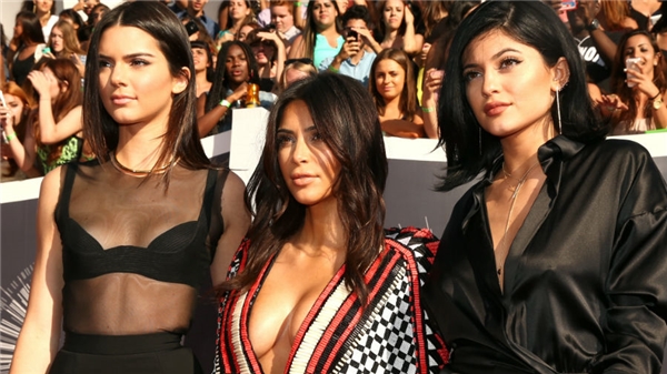 
Trong gia đình Kardashian luôn tồn tại một "cuộc chiến" ngầm dành vị trí "đứng đầu" giữa Kim Kardashian, Kendall Jenner với cô em út "tuổi trẻ tài cao" Kylie Jenner.
