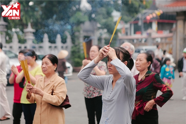 Sài Gòn: Người trẻ đổ về các chùa dịp lễ Vu lan, thả chim phóng sinh và cài hoa hồng lên áo