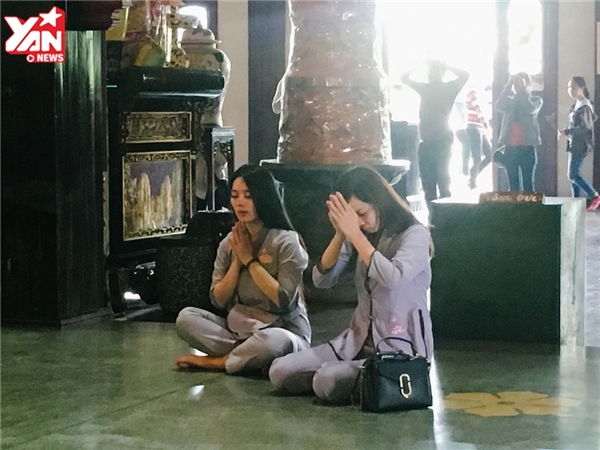 Sài Gòn: Người trẻ đổ về các chùa dịp lễ Vu lan, thả chim phóng sinh và cài hoa hồng lên áo