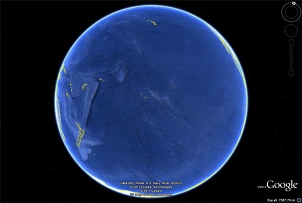 
Có lẽ nếu không nói sẽ không ai nhận ra đây chính là Trái đất của chúng ta. Dưới một góc độ hoàn toàn khác, chúng ta có thể ngỡ rằng Trái đất bị nước biển nhấn chìm. Thực ra, đây là hình ảnh chụp từ Google Earth về hành tinh xanh khi nhìn từ Thái Bình Dương, với diện tích 161,8 triệu km2.
