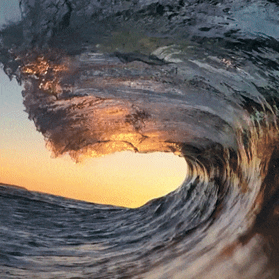 
Nhắc đến sóng biển, dưới đây là bức hình động cho thấy bên trong một cơn sóng lớn sẽ trông như thế nào. Mặc dù đẹp như trong mơ, có lẽ không có người lướt sóng nào sẽ muốn trực tiếp trải qua cảnh tượng này.