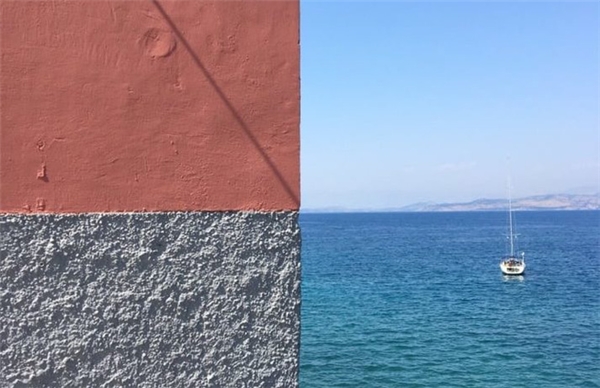 
Bạn nghĩ rằng đây là bốn bức ảnh khác nhau ghép lại? Sai rồi, đây thực ra chỉ là một tấm ảnh duy nhất chụp lại một bức tường xi măng được sơn đỏ phía trên nằm tại một cảng biển thôi. Phần ranh giới hai màu của bức tường đã trùng với đường chân trời nên đã tạo ra ảo giác trên.