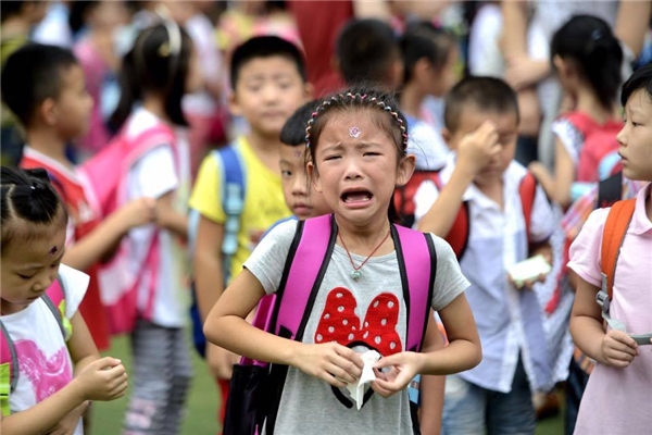 Ngày đầu tiên đến trường của các bé bi: Đủ cả từ khóc thét đến mếu máo đòi về