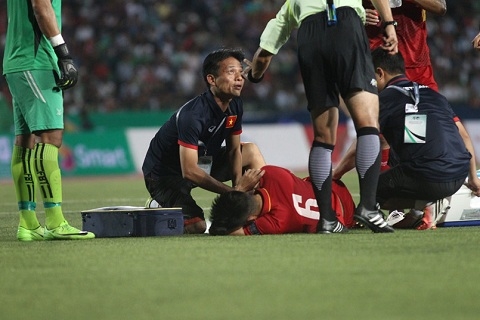 
Các cầu thủ của Việt Nam liên tục bị căng cơ, chuột rút ở những phút cuối trận.