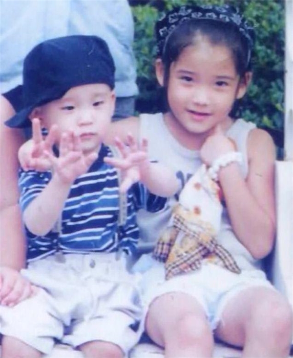 
Những hình ảnh lúc nhỏ đáng yêu của hai chị em Ji Eun và Jong Hoon.