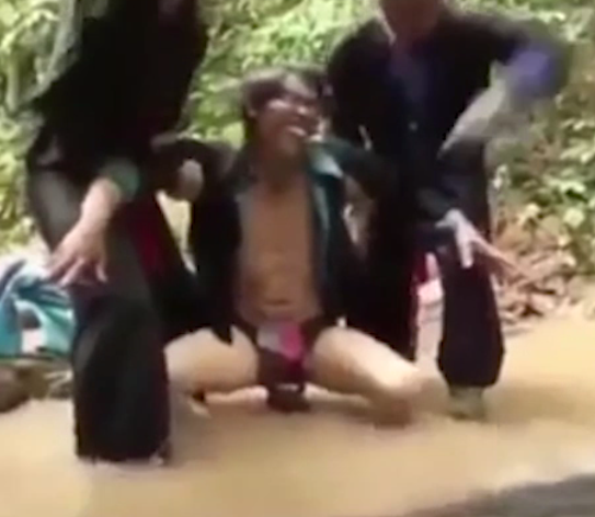 Chàng trai Thái Lan kêu la thảm thiết vì bị... cua kẹp ''cậu bé''