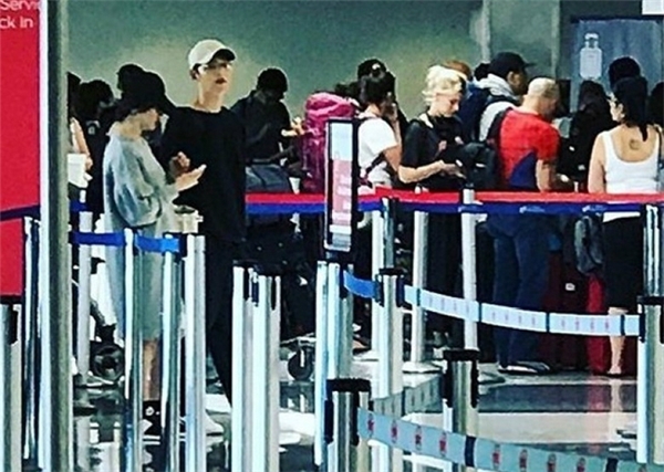 
Hình ảnh Song Hye Kyo và Song Joong Ki xuất hiện ở sân bay Los Angeles, Mỹ được fan chia sẻ.