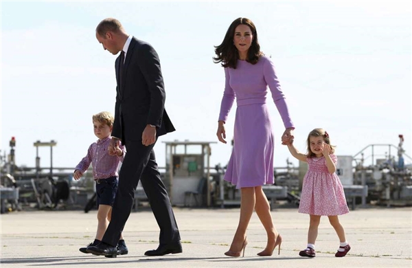 
Hoàng tử George, 4 tuổi và công chúa Charlotte, 2 tuổi sắp trở thành anh chị lớn