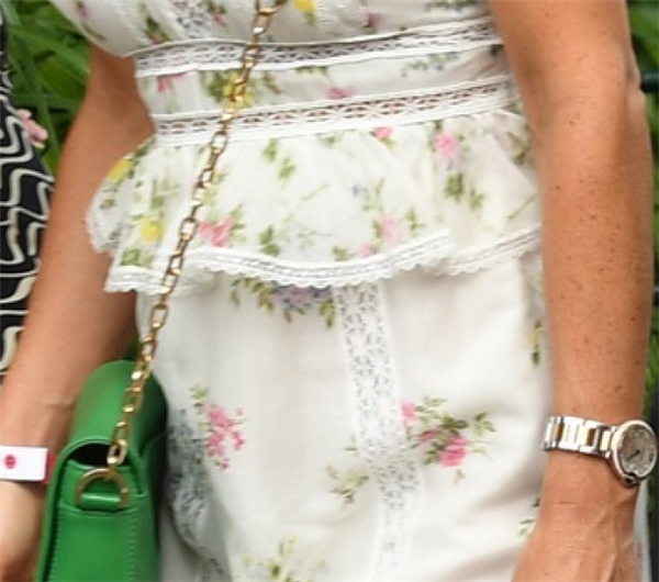 
Truyền thông nước Anh nghi ngờ việc mặc những chiếc váy rộng là do Pippa muốn giấu đi phần bụng bầu của mình