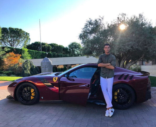 
C.Ronaldo khoe dáng bên siêu xe Ferrari F12 TDF màu đỏ Bordeaux.