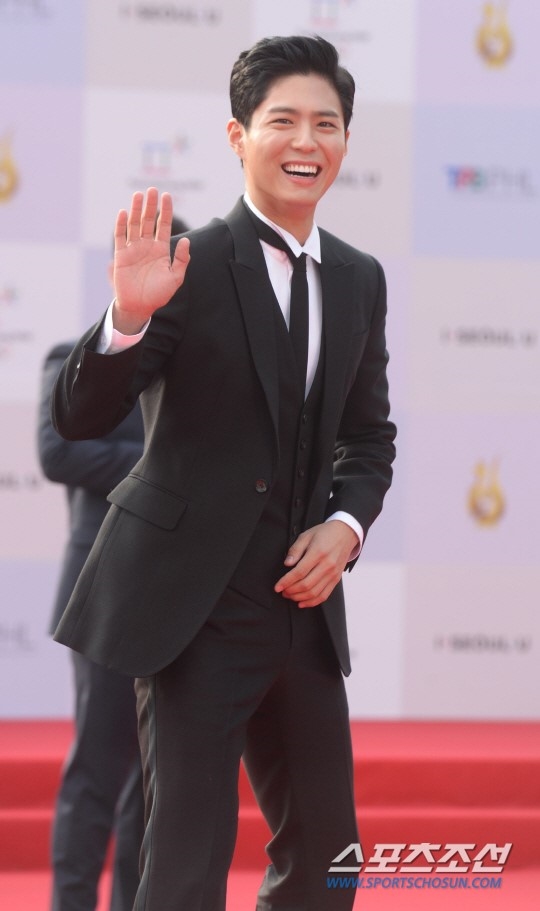 
Nam diễn viên Park Bo Gum tươi cười rạng rỡ vẫy tay chào các khán giả và phóng viên.