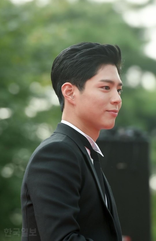 
Chỉ diện một một suit đen đơn giản nhưng Park Bo Gum vô cùng điển trai và lịch lãm.