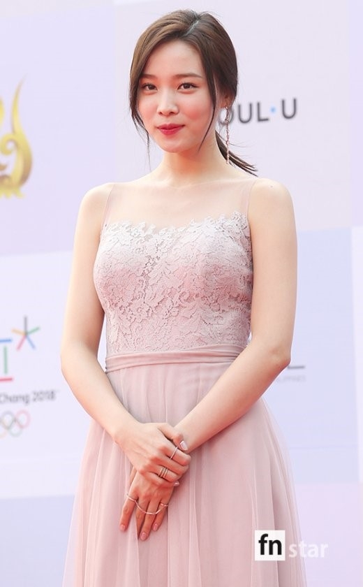 
Nữ diễn viên Yoon So Hee duyên dáng trong bộ trang phục dài thướt tha.