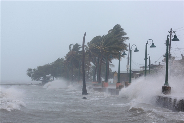 
Irma, siêu bão mạnh nhất từ từng được ghi nhận trên Đại Tây Dương, khu vực ngoài vùng Caribe và Vịnh Mexico, ngày 6/9 đổ bộ tại các hòn đảo phía bắc Caribe. AFP dẫn lời Bộ trưởng Lãnh thổ hải ngoại Pháp Annick Girardin cho hay Irma đã gây ra "thiệt hại lớn" sau khi đi qua các đảo thuộc Pháp. Ảnh: Reuters.