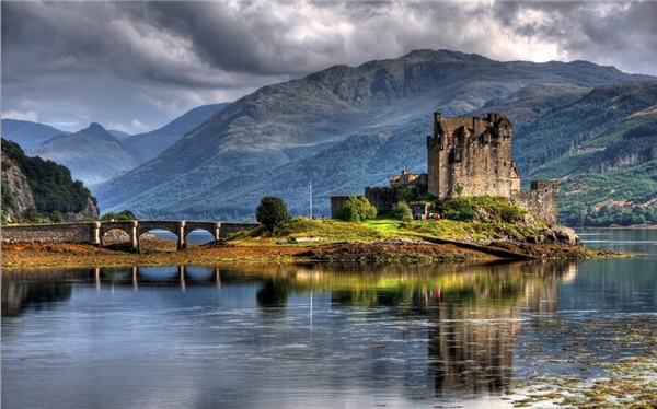 
Đứng đầu bảng xếp hạng là Scotland, nơi du khách có thể chiêm ngưỡng những bãi biển hoang sơ, hồ nước sâu và các lâu đài cổ kính. Ảnh: Institute of Hospitality.
